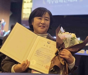 지난 18일 강원 알펜시아리조트 컨벤션센터에서 열린 ‘2025년 척수장애인대회’ 석상에서 ‘자랑스러운 어버이상’을 수상한 이미경 경남척수장애인재활지원센터 팀장. ©김경진