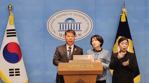 국회 보건복지위원회 소속 더불어민주당 서영석 의원과 서미화 의원이 지난 18일 국회 소통관에서 기자회견을 갖고, 국민의힘 박민영 대변인의 장애인 비하 발언과 이후 이를 축소·경시한 국민의힘 지도부의 대응을 강하게 규탄하며 책임 있는 조치를 촉구했다.ⓒ서영석의원실