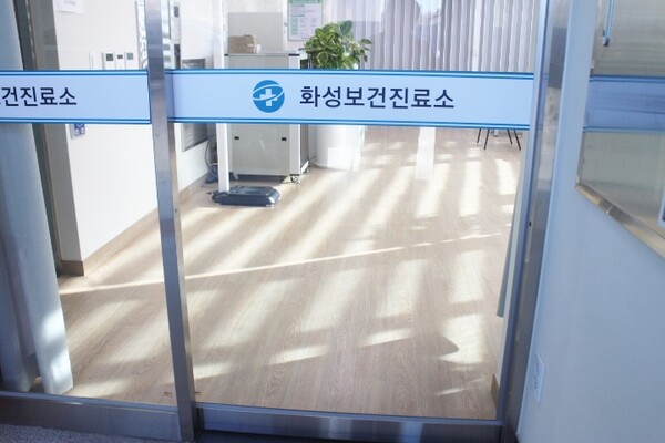 천안시 화성보건진료소 내부 출입문은 자동문으로 손이 불편하거나 휠체어를 사용하는 장애인 출입하기 편리하다. ©박종태