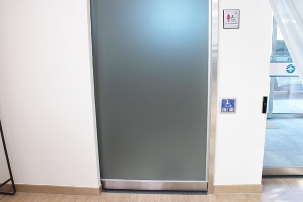 천안시 화성보건진료소 남녀장애인화장실 출입문은 손이 불편한 장애인이나 휠체어를 사용하는 장애인이 이용하기 편한 터치식자동문이다. ©박종태