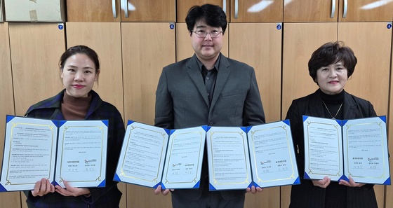 한국장애인개발원 강원특별자치도발달장애인지원센터는 19일 강원발달센터 회의실에서 사우어린이집, 효자어린이집과 발달장애 의심 영유아와 영유아 발달장애인 지원을 위한 체계 구축을 위해 업무협약을 체결했다. ©한국장애인개발원