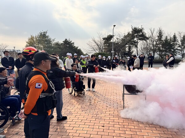 지난 20일 대한장애인체육회 이천선수촌에서 선수촌 직원, 입촌선수단이 화재 진압 훈련을 진행하고 있는 모습. ©대한장애인체육회