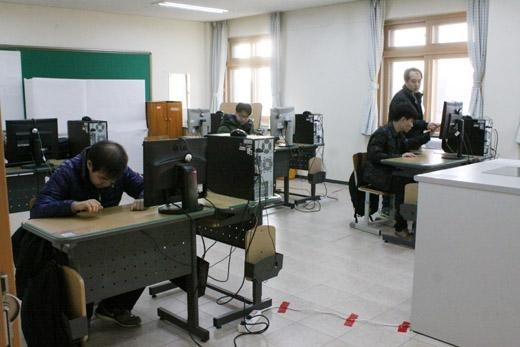 2015년 수능에 도전하는 시각장애 수험생들이 시험 시작 전 자리에 대기하고 있다. ⓒ에이블뉴스DB