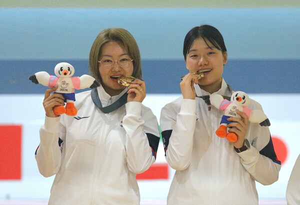 지난 22일 일본 도쿄 히가시야마토 그랜드볼에서 열린 볼링 여자 2인조에서 금메달을 획득한 이찬미 선수(왼쪽)와 허선실 선수(오른쪽). ©대한장애인체육회