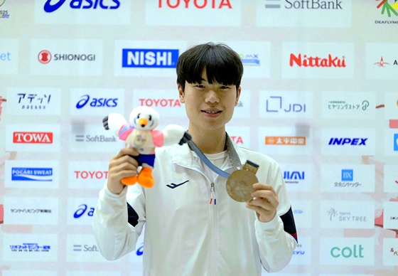 지난 23일 일본 도쿄 아지노모토 국립훈련센터 사격장에서 열린 사격 남자 25m 권총에서 은메달을 획득한 이승화 선수. ©한국농아인스포츠연맹 