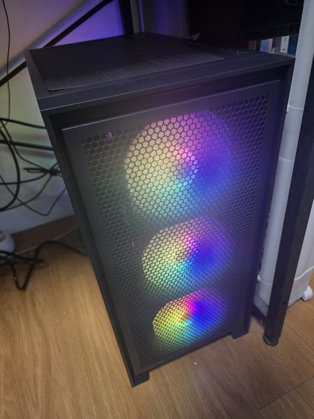 비장애인 지인의 도움으로 새로 도입된 컴퓨터 본체의 모습. ⓒ장지용