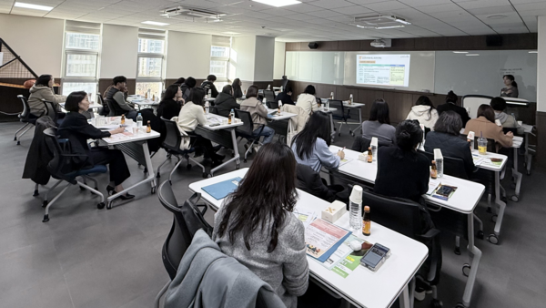 한국장애인개발원 세종발달장애인지원센터가 지난 21일 세종발달장애인훈련센터 회의실에서 세종시 공무원 29명을 대상으로 ‘공공후견지원사업 실무교육’을 실시했다.ⓒ한국장애인개발원