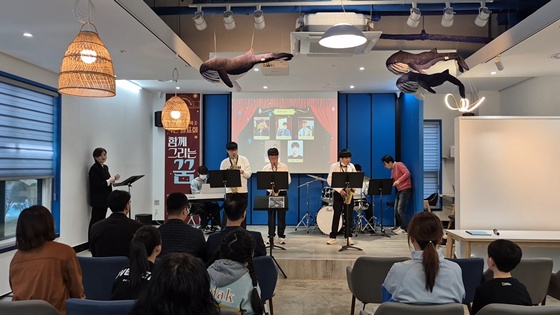 탐라장애인종합복지관은 지난 22일 제주특별자치도교육청과 함께하는 민간위탁사업의 일환으로 장애학생 가족지원 프로그램 ‘탐나는 가족’의 활동 과정을 공유하는 작은발표회 ‘함께 그리는 꿈’을 개최했다. ©탐라장애인종합복지관