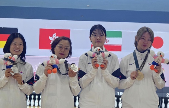 지난 24일 일본 히가시야마토 그랜드볼에서 열린 여자 4인조 단체전에서 은메달을 획득한 박선옥, 안형숙, 허선실, 이찬미 선수(왼쪽부터). ©대한장애인체육회