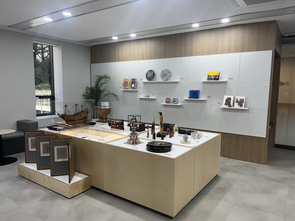 한국장애인문화예술원(이하 장문원)이 오는 12월 4일까지 모두미술공간 라운지(서울스퀘어 별관 5층)에서 ‘장애예술인 굿즈 전시’를 진행한다.ⓒ한국장애인문화예술원