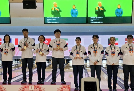 지난 25일 일본 도쿄 히가시야마토 그랜드볼에서 열린 볼링 혼성 4인조 단체전에서 금메달과 동메달 획득한 한국 볼링 선수단(왼쪽부터 금메달 박선옥, 최홍창, 안형숙, 동메달 허선실, 박재웅, 이찬미, 김지수). ©한국농아인스포츠연맹