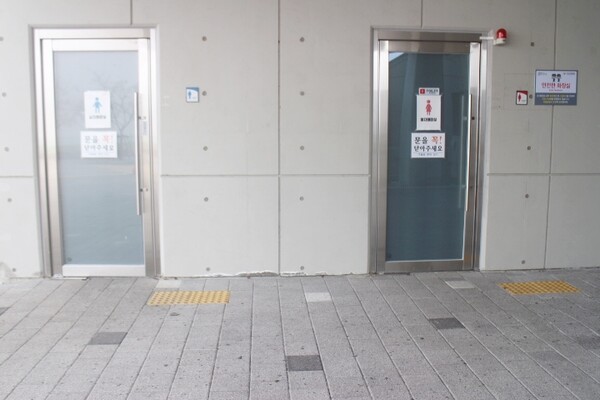 տ ȭ Ա 鿡 ð ճ     ִ ǥ, չٴڿ ں ȣϰ ġƴ. ©