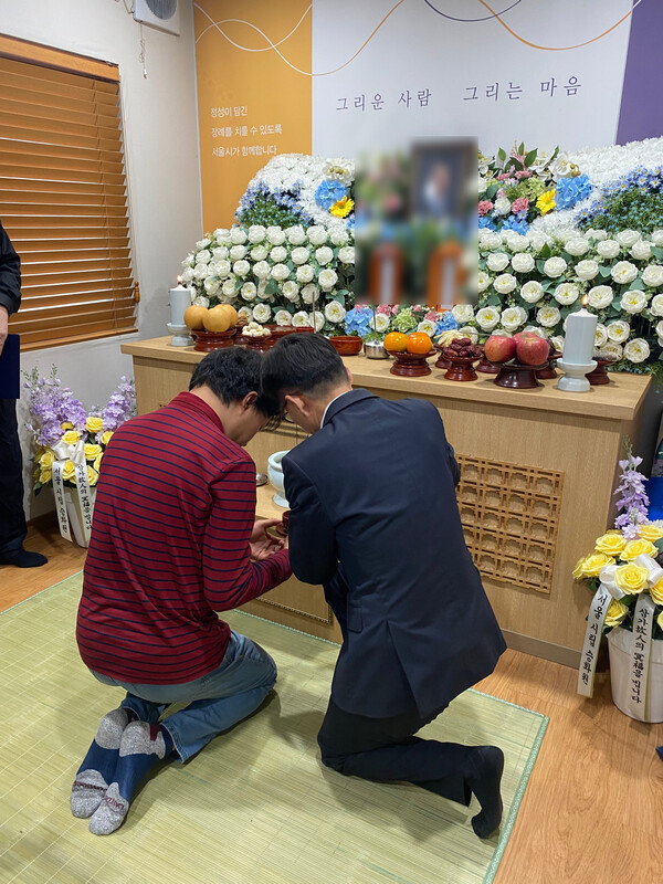 알지 못하는 이의 마지막 길을 배웅하는 시간. ©김영아