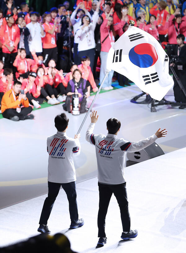 26일 일본 도쿄 체육관에서 열린 폐회식에서 대한민국 선수단 기수인 배드민턴 신경덕 선수(왼쪽), 수영 임장휘 선수(오른쪽) 참가국 중 40번째로 입장하고 있다. ©대한장애인체육회