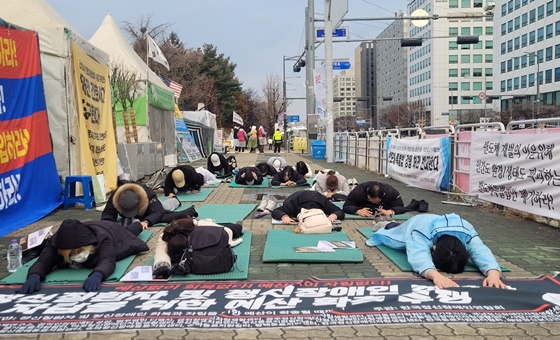 한국정신장애인연합회를 비롯한 23개 단체는 27일 국회 앞에서 ‘정신질환자 및 정신장애인의 회복과 자립을 위한 예산 확충 투쟁’을 전개했다. ©에이블뉴스