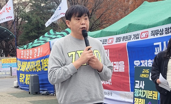 27일 국회 앞에서 ‘정신질환자 및 정신장애인의 회복과 자립을 위한 예산 확충 투쟁’에서 발언하는 한국정신장애인연합회 신석철 상임대표. ©에이블뉴스