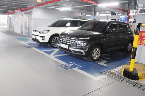 장애인전용주차구역에 주차된 차량. ©에이블뉴스DB