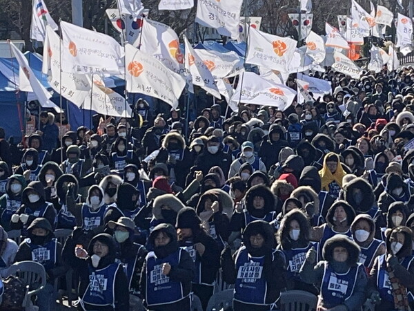 전국장애인부모연대(이하 부모연대)가 지난 3일 국회의사당 인근에서 전국 17개 시·도 지부 소속 1000여 명의 회원들이 모인 가운데,“발달장애 국가책임제 완성을 위하여 부르짖다”라는 슬로건 아래 창립 17주년 기념 전국집중결의대회를 개최했다.ⓒ전국장애인부모연대