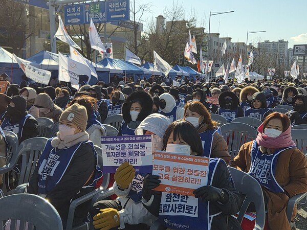 전국장애인부모연대(이하 부모연대)가 지난 3일 국회의사당 인근에서 전국 17개 시·도 지부 소속 1000여 명의 회원들이 모인 가운데,“발달장애 국가책임제 완성을 위하여 부르짖다”라는 슬로건 아래 창립 17주년 기념 전국집중결의대회를 개최했다.ⓒ전국장애인부모연대
