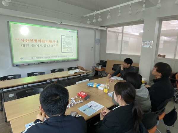 발달장애인 대상 사전연명의료의향서에 대해 교육하는 장면. ©김영아