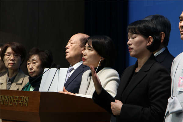 ±¹È¸ ¿î¿µÀ§¿øÈ¸ ¼Ò¼Ó ¼¹ÌÈ ÀÇ¿ø(´õºÒ¾î¹ÎÁÖ´ç)ÀÌ 10ÀÏ ¼¼°èÀαǼ±¾ðÀÇ ³¯À» ¸Â¾Æ ±¹È¸ ¼ÒÅë°ü¿¡¼ ÀüÁ÷ ±¹°¡ÀαÇÀ§¿øÀ塤ÀαÇÀ§¿ø¡¤»ç¹«ÃÑÀå°ú ÇÔ²² ±¹°¡ÀαÇÀ§¿øÈ¸ Á¤»óȸ¦ À§ÇÑ Àü¸éÀû °³ÇõÀ» Ã˱¸Çß´Ù.¨Ï¼¹ÌÈÀÇ¿ø½Ç