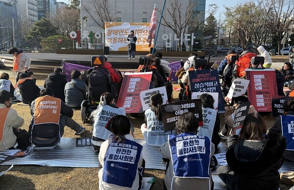 인천 A중증장애인거주시설 성폭력사건 공동대책위원회가 11일 인천시청 앞에서 시설장에 의해 집단 성폭력이 발생한 A중증장애인거주시설 시설장을 수사 종결 시까지 업무배제하고 당장 시설을 폐쇄할 것을 촉구했다. ©공동대책위원회