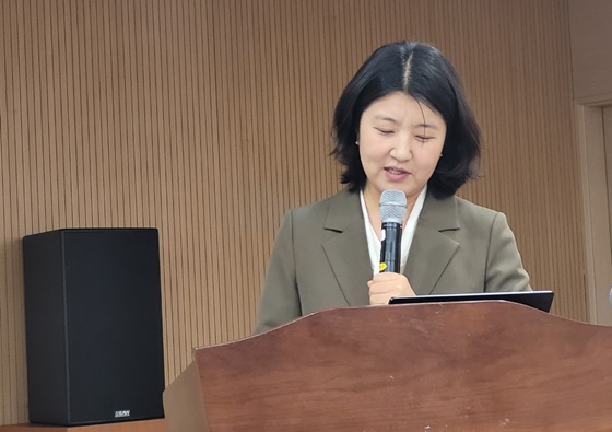 12일 오전 10시 서울 여의도 이룸센터에서 개최된 ‘장애와 인공지능 : 기회와 위기를 논하다’ 심포지엄에서 발제하는 법무법인 디엘지 홍가연 변호사. ©에이블뉴스