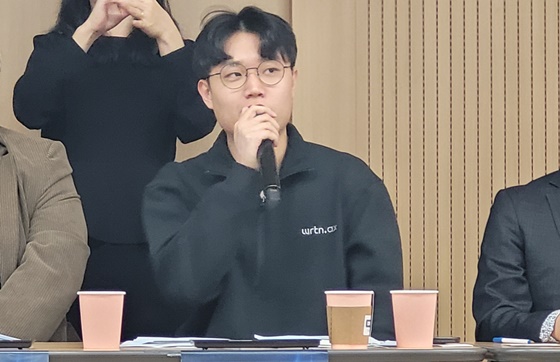 12일 오전 10시 서울 여의도 이룸센터에서 개최된 ‘장애와 인공지능 : 기회와 위기를 논하다’ 심포지엄에서 토론하는 뤼튼테크놀로지스 박민준 AX 대표. ©에이블뉴스