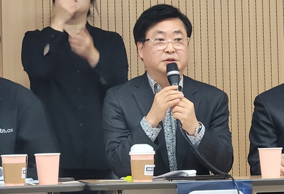 12일 오전 10시 서울 여의도 이룸센터에서 개최된 ‘장애와 인공지능 : 기회와 위기를 논하다’ 심포지엄에서 토론하는 서울시장애인재활협회 손학 회장. ©에이블뉴스