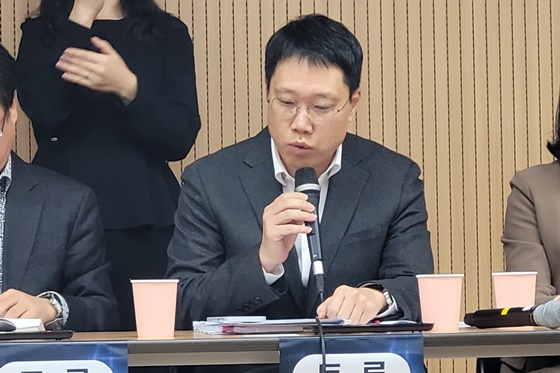 12일 오전 10시 서울 여의도 이룸센터에서 개최된 ‘장애와 인공지능 : 기회와 위기를 논하다’ 심포지엄에서 토론하는 과학기술정보통신부 디지털포용정책팀 권오민 팀장. ©에이블뉴스