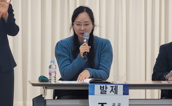 16일 오후 2시 서울 여의도 이룸센터에서 개최된 ‘뇌병변장애인을 위한 제도개선 및 정책제안 토론회’에서 발제하는 공익인권법재단 공감 조인영 변호사. ©에이블뉴스