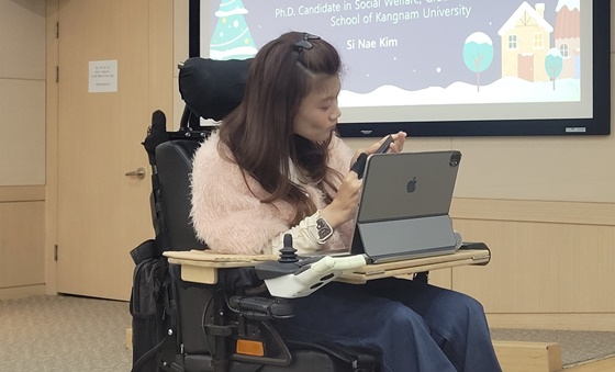 16일 오후 2시 서울 여의도 이룸센터에서 개최된 ‘뇌병변장애인을 위한 제도개선 및 정책제안 토론회’에서 토론하는 강남대학교 사회복지학과 박사과정 김시내 씨. ©에이블뉴스