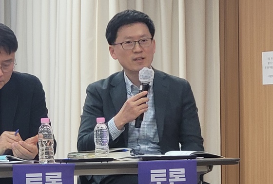 17일 오전 10시 서울 여의도 이룸센터에서 개최된 ‘장애인 일할 권리보장과 제도개선 연구보고회’에서 토론하는 보건복지부 기초생활보장과 홍승표 서기관. ©에이블뉴스