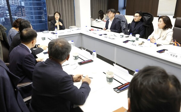 보건복지부가 19일 럭키컨퍼런스(서울 용산구 소재)에서 사회복지시설 종사자의 처우를 개선하기 위한 ‘2025년도 제2차 처우개선위원회’를 열고, 2026년도 사회복지시설 종사자 인건비 가이드라인을 심의·의결했다.ⓒ보건복지부