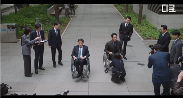 국영준 판사와 우명준 변호사의 휠체어 체험. ⓒtvN