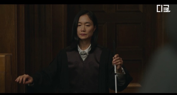 8 시각장애인 판사와 흰지팡이. ⓒtvN