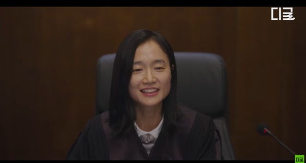판사는 변호사보다 점자 서류를 더 빨리 볼 수 있다고 했다. ⓒtvN