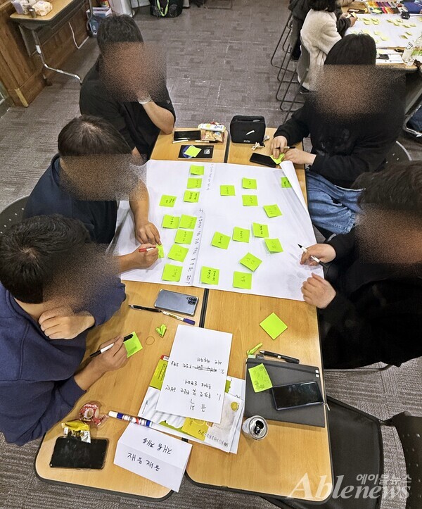 사전에 안내한 키워드에 맞춰 장애인 고용 및 근속유지, 취업연계 방안에 대해 모색하는 더홈 직원들. ©조형준