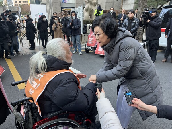 전국장애인차별철폐연대(전장연)가 5일 오전 9시쯤 서울 중구 예금보험공사에 마련된 인사청문회 준비 사무실 앞에서 이혜훈 기획예산처 장관 후보자를 만나 장애인권리예산을 보장해달라며 요구안을 전달했다. ⓒ전국장애인차별철폐연대