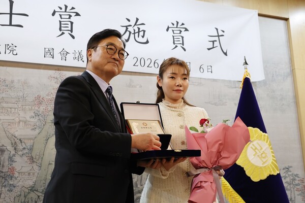 국회 보건복지위원회 소속 김예지 의원(국민의힘)이 6일 국회에서 열린 ‘2025년 제27회 백봉신사상 시상식’에서 백봉신사상 베스트 10에 선정됐다.ⓒ김예지의원실