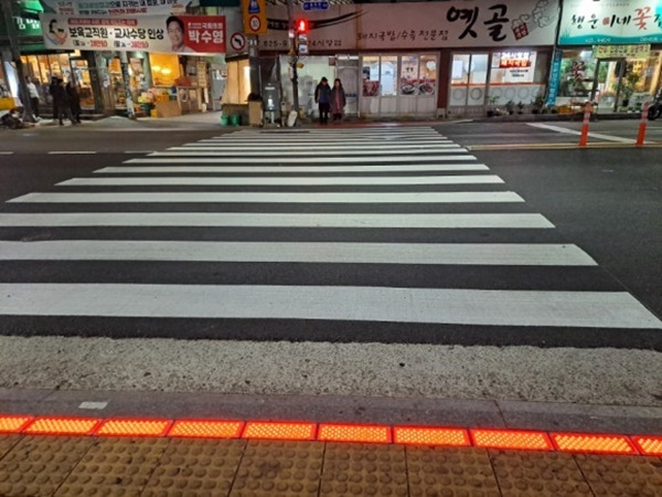 빨간불 바닥신호등. ⓒ이복남