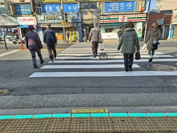 초록불 바닥신호등. ⓒ이복남