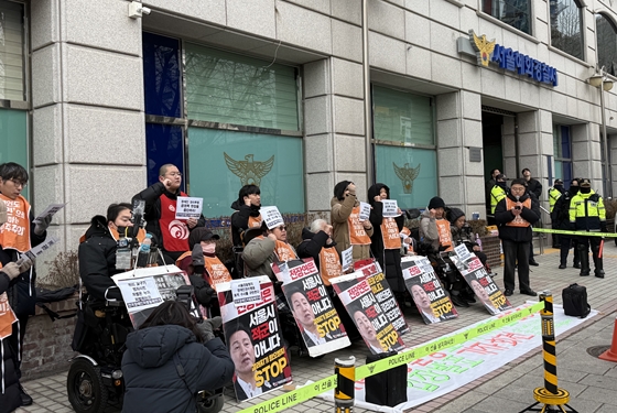 Àü±¹Àå¾ÖÀÎÂ÷º°Ã¶Æó¿¬´ë´Â 12ÀÏ ¿ÀÀü 10½Ã ÇýȰæÂû¼ ¾Õ¿¡¼ ¼¿ï°æÂûû Ç¥Àû¼ö»ç ±Ôź ¹× ÇÕµ¿ Ãâ¼® ÀÔÀå ¹ßÇ¥ ±âÀÚȸ°ßÀ» °³ÃÖÇß´Ù. ¨ÏÀü±¹Àå¾ÖÀÎÂ÷º°Ã¶Æó¿¬´ë