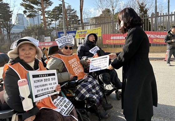 Çѱ¹Àå¾ÖÀÎÀÚ¸³»ýȰ¼¾ÅÍÇùÀÇȸ´Â 13ÀÏ º¸°Çº¹ÁöºÎ Á¤Àº°æ Àå°ü ¸é´ã ¿äû¼¸¦ º¸°Çº¹ÁöºÎ Àå¾ÖÀÎÁ¤Ã¥°ú »ç¹«°ü¿¡°Ô Àü´ÞÇß´Ù. ©Çѱ¹Àå¾ÖÀÎÀÚ¸³»ýȰ¼¾ÅÍÇùÀÇȸ