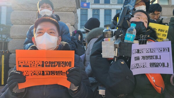 장애인차별금지추진연대가 지난 13일 헌법재판소 앞에서 기자회견을 갖고, 장애인차별금지법 시행령에 대해 "장애인 평등권·접근권을 심각히 침해했다"면서 헌법소원을 제기했다.ⓒ에이블뉴스