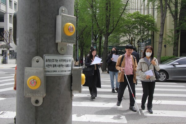 시범운영 현장에서 시각장애인과 공단 연구진이 평가중이다.ⓒ한국도로교통공단