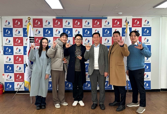 한국농아인스포츠연맹은 지난 14일 연맹 사무국에서 2025 도쿄 데플림픽 선수단을 위해 후원에 대한 감사의 뜻으로 유한킴벌리 이제훈 대표에게 감사패 전달식을 진행했다. ⓒ한국농아인스포츠연맹