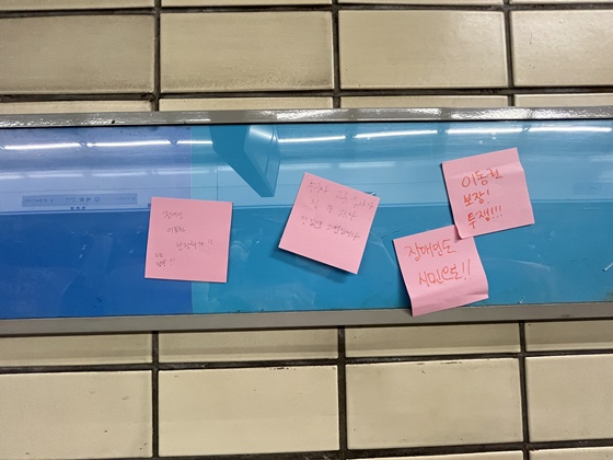 19�� ���� 8�� ���� ��ȭ�� �°��忡�� ����� 1,000���� ����ٱ� ����ö ���������� ������ ������� ��Ҹ��� ����Ʈ�տ� ���� ��ȭ�� ������ �ٿ�����. ©�������������ö�󿬴�