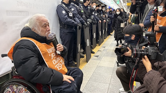 19�� ���� 8�� ���� ��ȭ�� �°��忡�� ����� 1,000���� ����ٱ� ����ö ������������ �߾��ϴ� �������������ö�󿬴� �ڰ漮 ���Ӱ�����ǥ. ©�������������ö�󿬴�