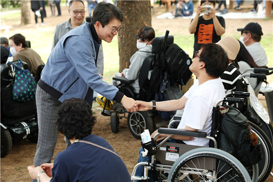 장애인의 날 행사에서 소통 중인 정원오 성동구청장 모습이다